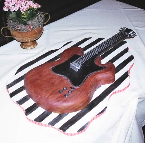 Vintage electric guitar cake